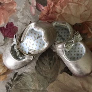 Size 4 Gold Carter’s shoes